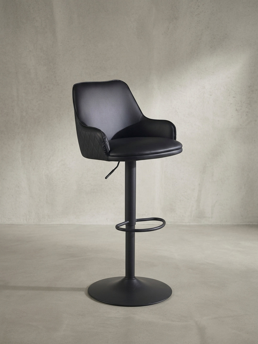 Vollständige Frontansicht des modernen schwarzen Barhockers mit Sitz aus Kunstleder, Rückenlehne und stabilem Trompetenfuß aus Metall._