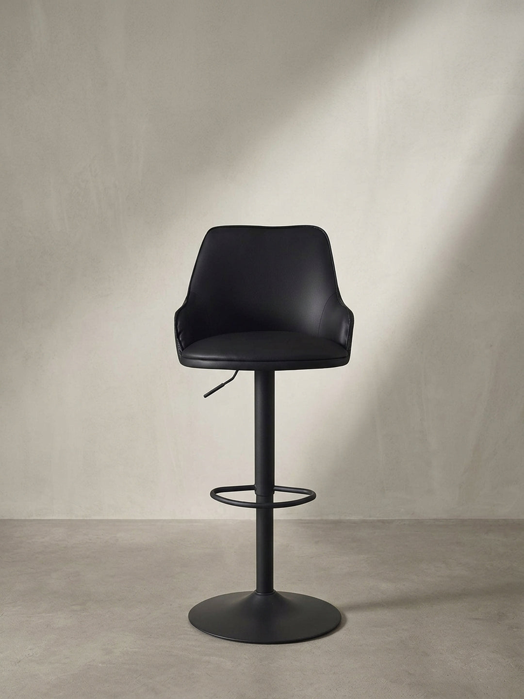 Gesamtansicht des eleganten Designs des schwarzen Barhockers mit 360-Grad-Drehfunktion, ideal für moderne Theken und Küchentresen._