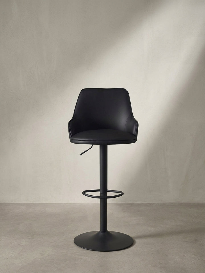 Gesamtansicht des eleganten Designs des schwarzen Barhockers mit 360-Grad-Drehfunktion, ideal für moderne Theken und Küchentresen._