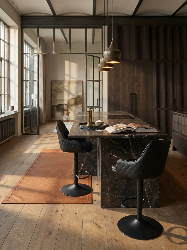 Moderner schwarzer Barhocker aus Kunstleder in einer luxuriösen Penthouse-Küche mit einer Marmorinsel und dunklen Holzschränken._