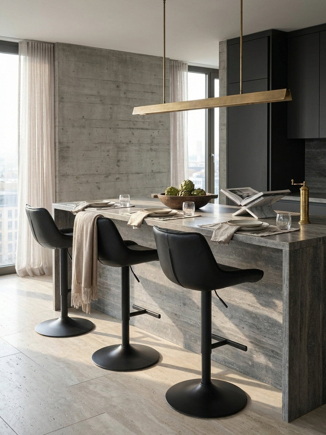 Zwei höhenverstellbare Barhocker aus schwarzem Kunstleder, elegant kombiniert mit einer dunklen Holzkücheninsel und Messing-Hängelampen._