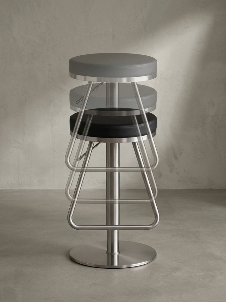 Alternative Perspektive des drehbaren Thekenstuhls in Schwarz, die das um 360 Grad rotierbare Element und das minimalistische Designkonzept hervorhebt._
