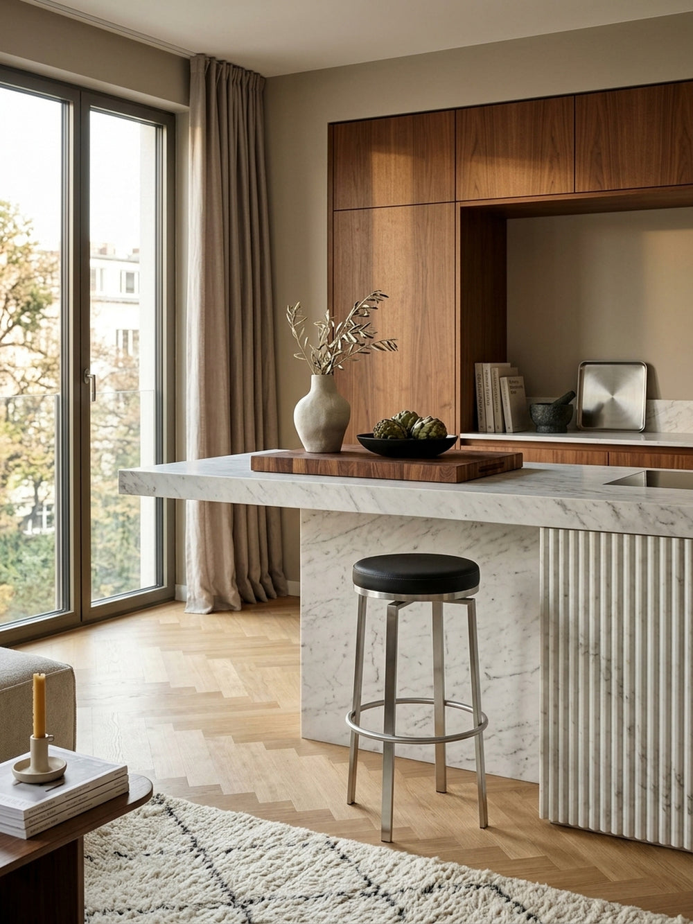 Barhocker Eiche Massivholz schwarz 42x42x76 cm in stilvoller Offene Küche mit Kochinsel / Home Bar-Einrichtung mit Dekoration und Accessoires aus der Vogelperspektive_