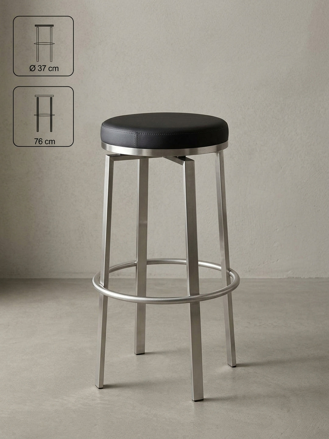Barhocker Eiche Massivholz schwarz in perspektivischer Ansicht zeigt Form und Proportionen 42x42x76 cm auf Studiohintergrund_