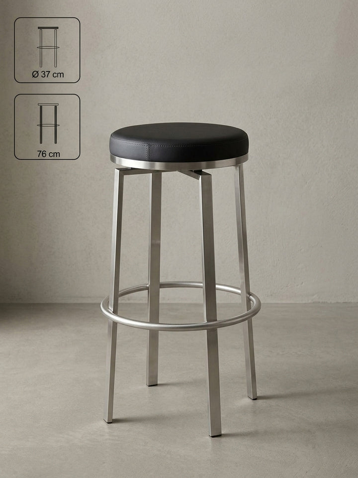 Barhocker Eiche Massivholz schwarz in perspektivischer Ansicht zeigt Form und Proportionen 42x42x76 cm auf Studiohintergrund_
