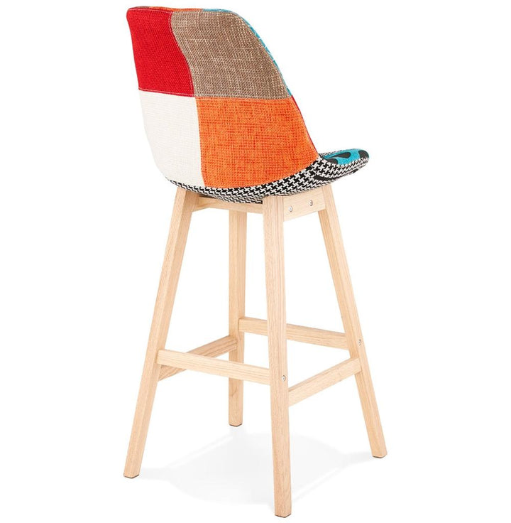 Thekenhocker - Detailansicht der 39 cm tiefen Sitzfläche - strapazierfähiger Patchwork-Stoff - ergonomische Form für lange Sitzungen - TRIXA Collection_