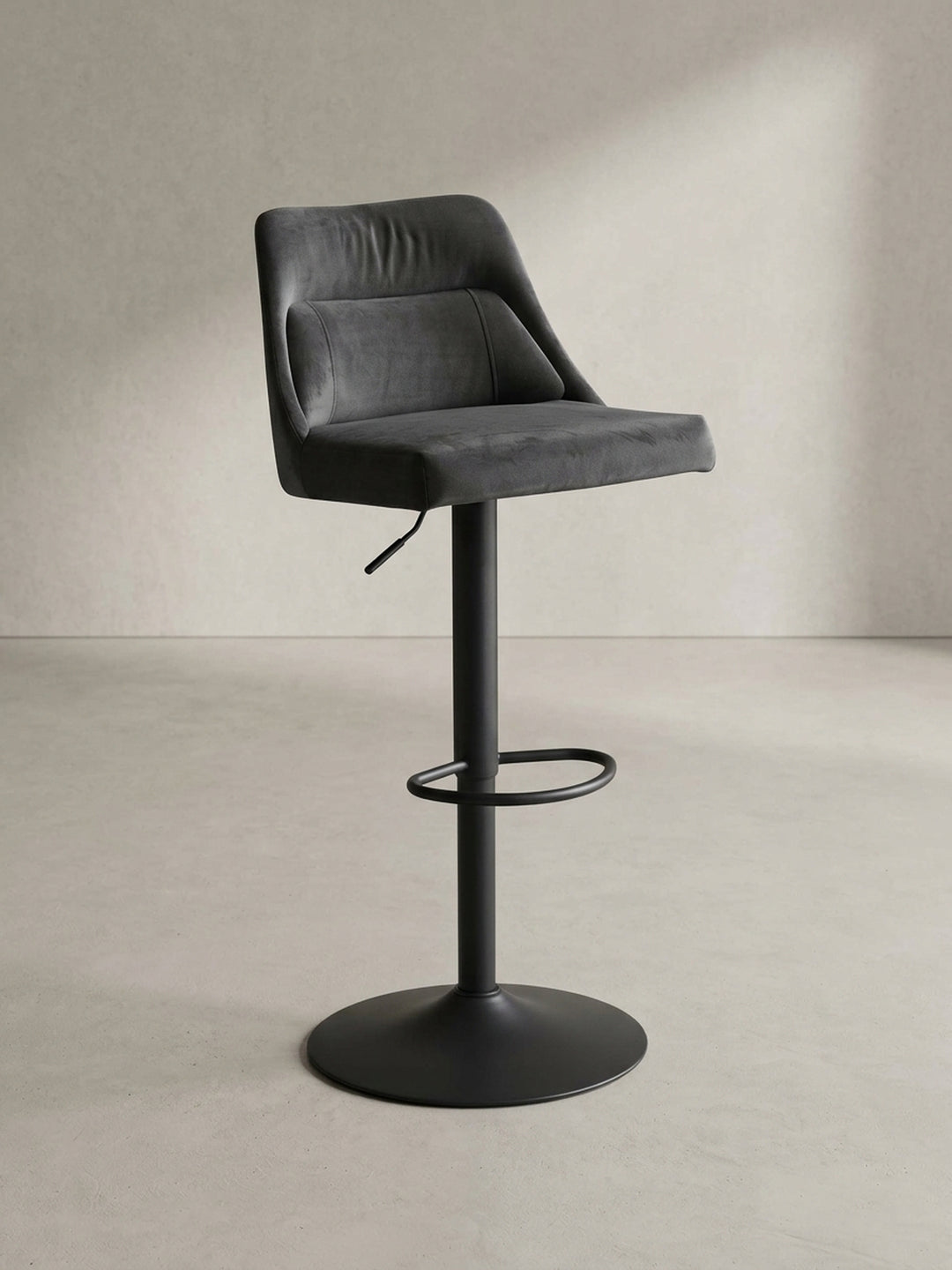 Seitenprofil des modernen Tresenhockers mit Lehne, das schlanke Design des schwarzen Metallgestells und die Polsterung hervorhebend._