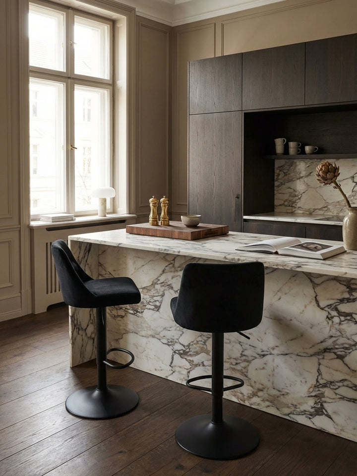 Moderner, höhenverstellbarer Barhocker in Schwarz neben einer Küchenzeile aus dunklem Holz, perfekt kombiniert für ein minimalistisches Küchendesign._
