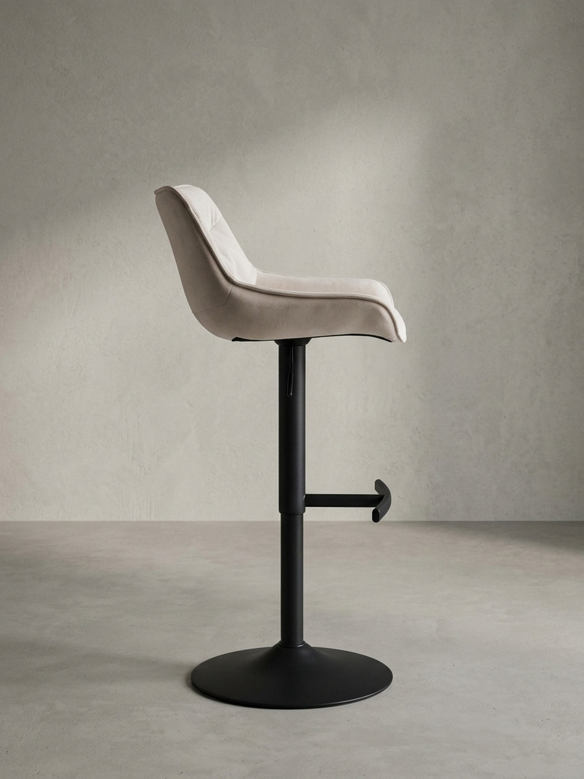 Seitenprofil des schlanken Barhockers aus Samt, das die ergonomische Form der Sitzfläche und die Verstellbarkeit der Sitzhöhe verdeutlicht.