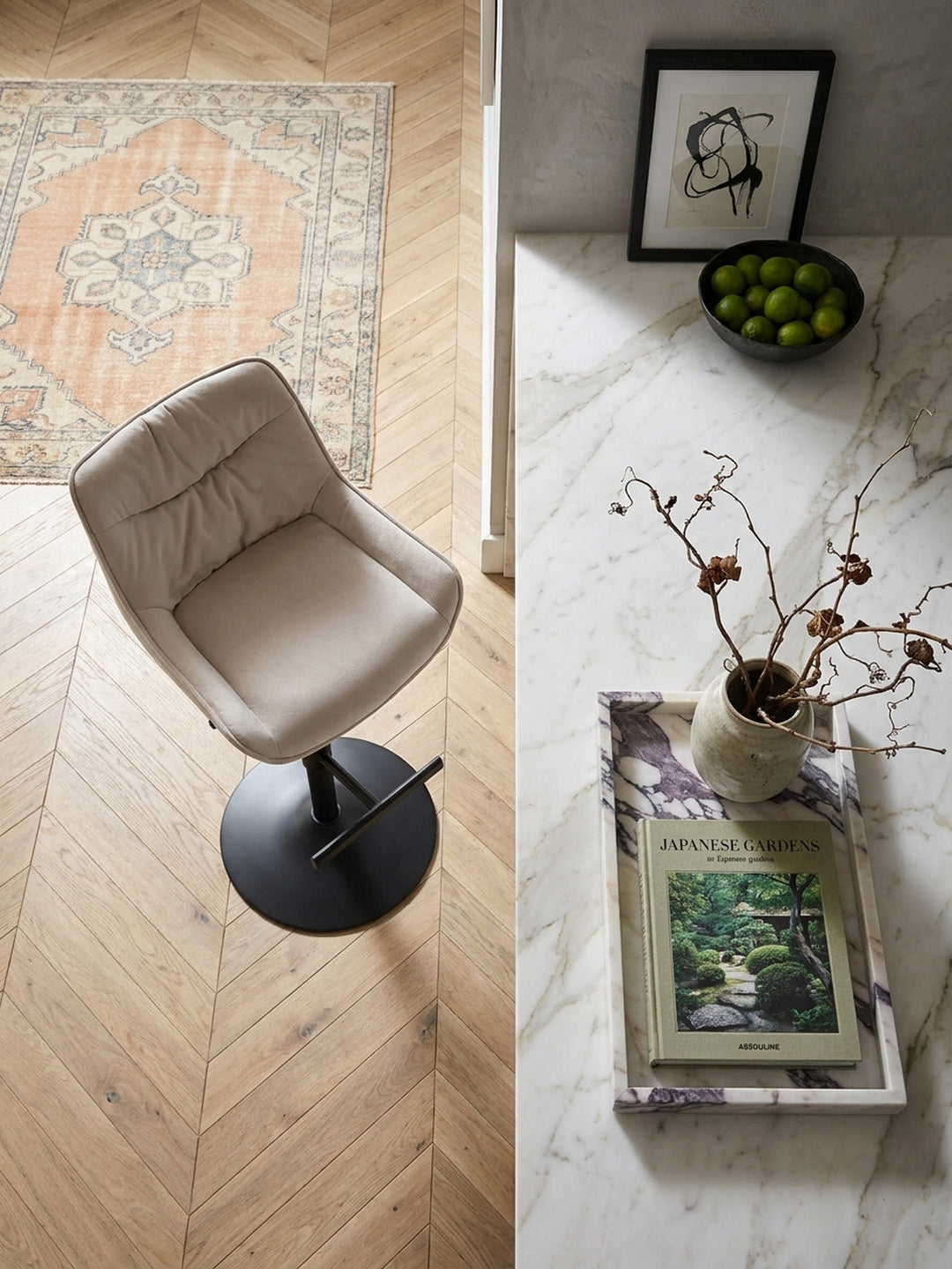 Draufsicht auf den höhenverstellbaren Samt-Barhocker in Beige, der stilvoll an einem grauen Küchentresen in einem modern-klassischen Ambiente platziert ist._