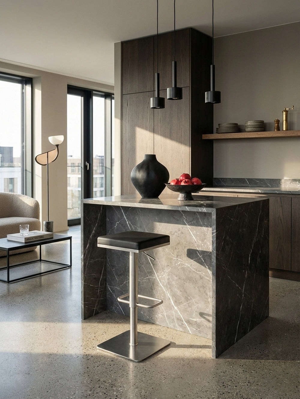 Moderner Barhocker mit schwarzem Kunstledersitz und Edelstahlgestell in einer minimalistischen Küche mit Marmortheke und Holzboden._