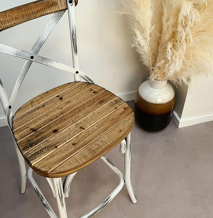 Tresenhocker Detail - Gealterte Holzoptik - 40x40 cm Sitzfläche - ergonomische Rückenlehne - robuste Konstruktion bis 120 kg von Kadima Design_