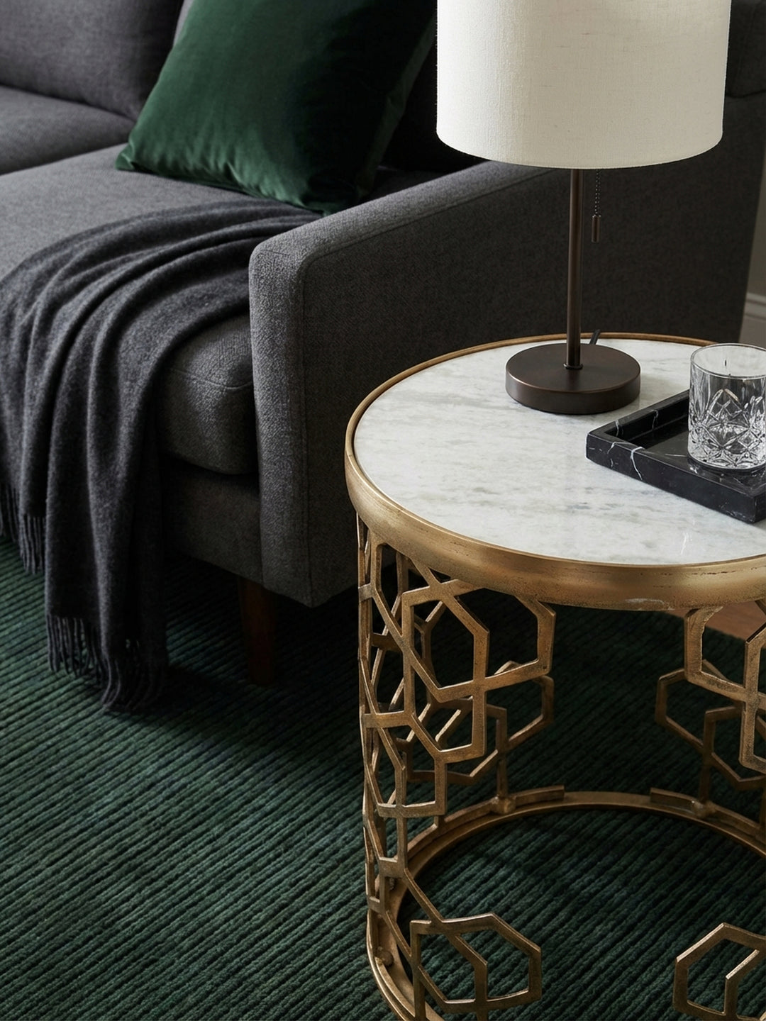 Makroaufnahme der echten weißen Marmorplatte des Anstelltisches, die feine graue Maserung und die glatte, polierte Oberfläche des Natursteins hervorhebend._