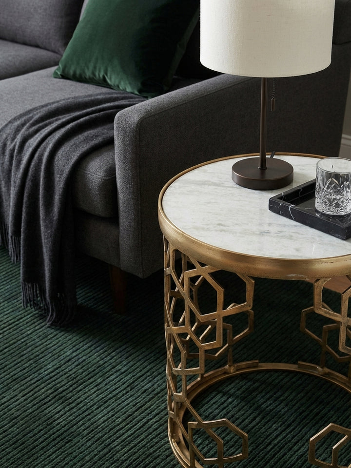 Makroaufnahme der echten weißen Marmorplatte des Anstelltisches, die feine graue Maserung und die glatte, polierte Oberfläche des Natursteins hervorhebend._