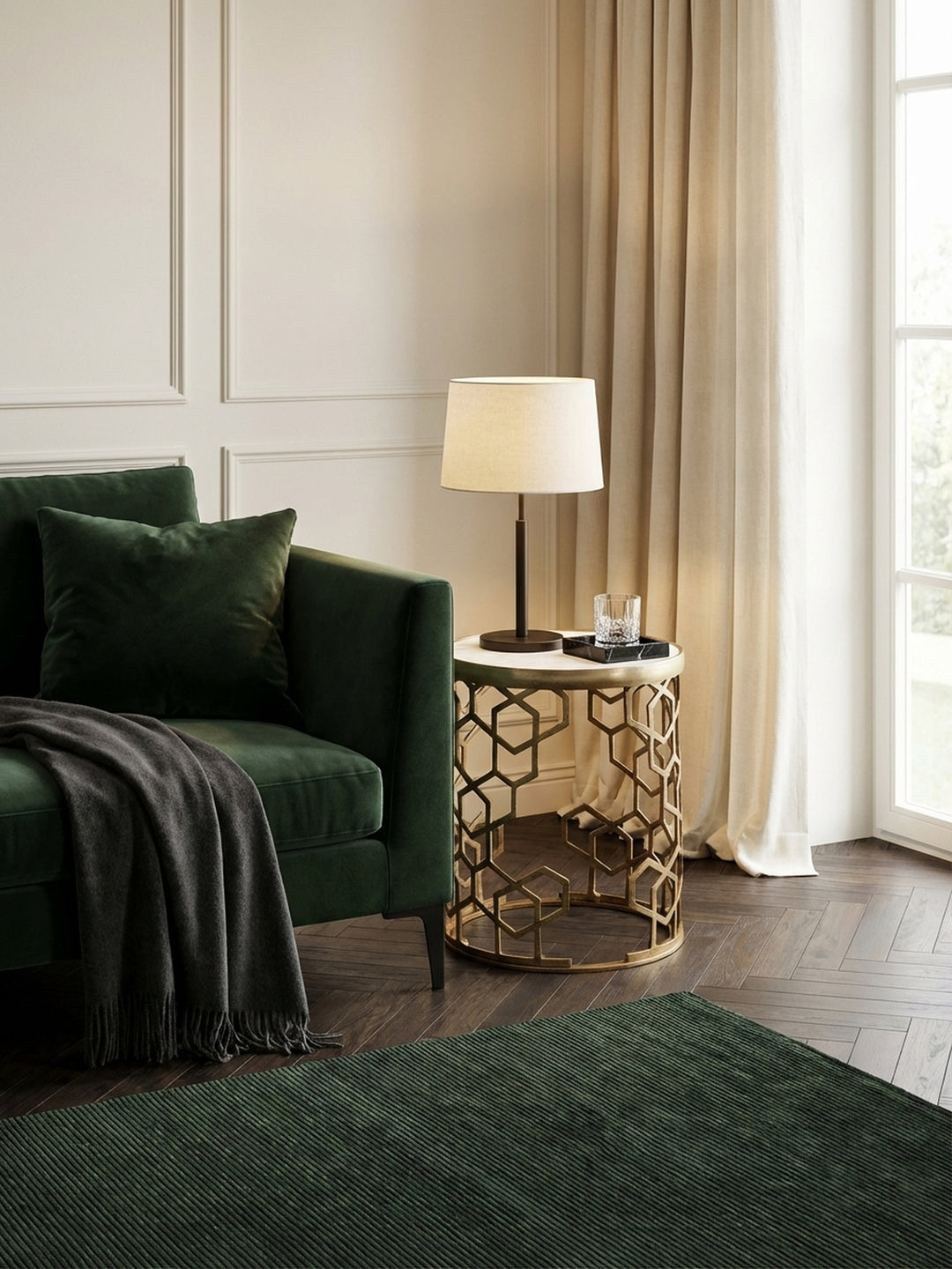 Runder Beistelltisch mit weißer Marmorplatte und goldenem Gestell in einem eleganten Wohnzimmer neben einem Sofa platziert, schafft eine luxuriöse Atmosphäre._