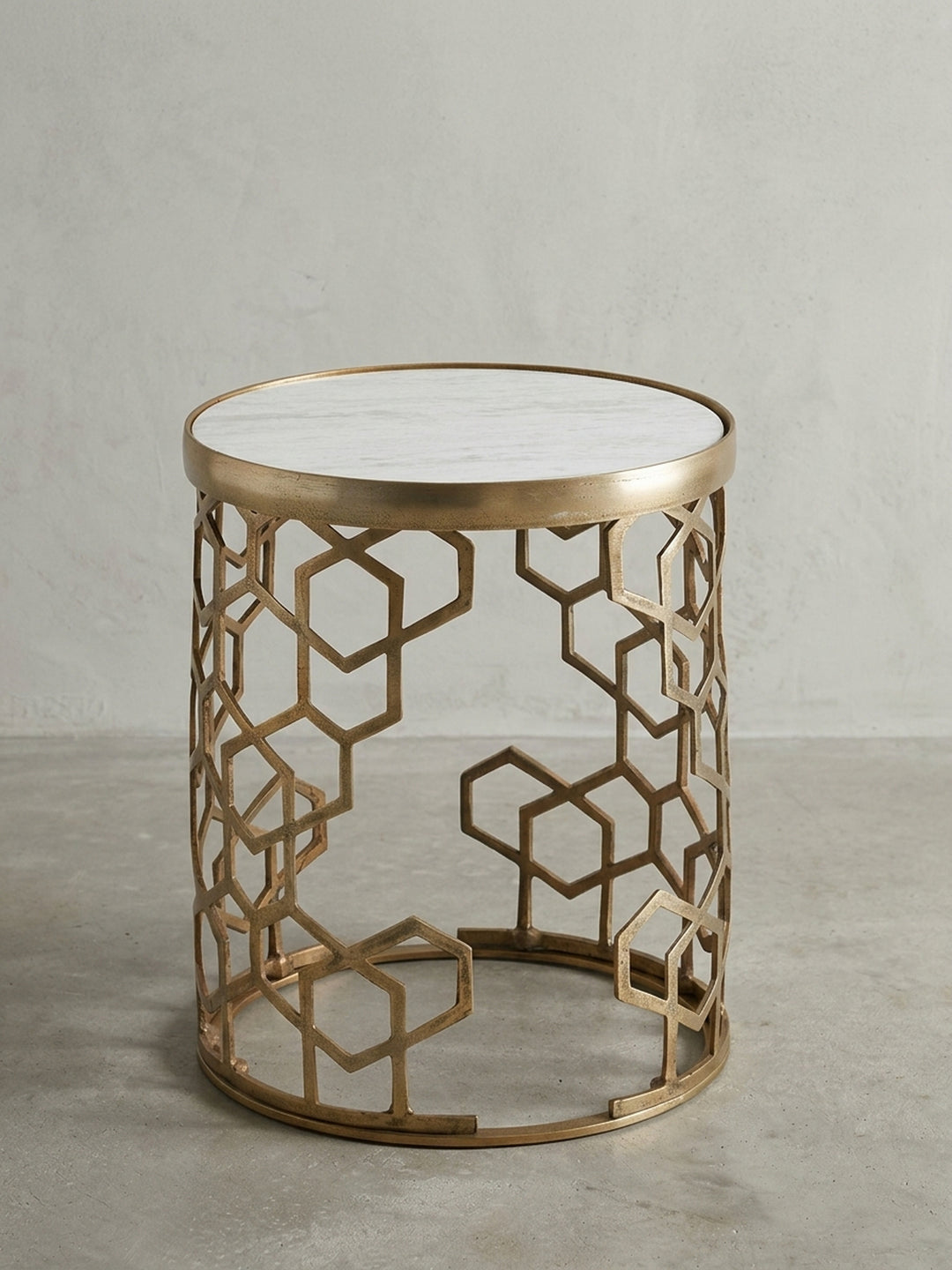 Gesamtüberblick des runden Couchtisches aus echtem Marmor und Gold, der die harmonische Kombination aus edlen Materialien und moderner Formgebung darstellt._