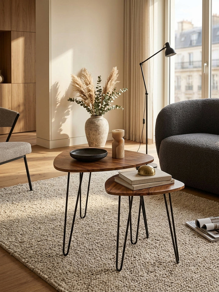 Draufsicht auf den organisch geformten Couchtisch aus indischem Rosenholz. Die 60x60cm große Holzplatte mit lebhafter Maserung ergänzt das moderne Interieur perfekt._