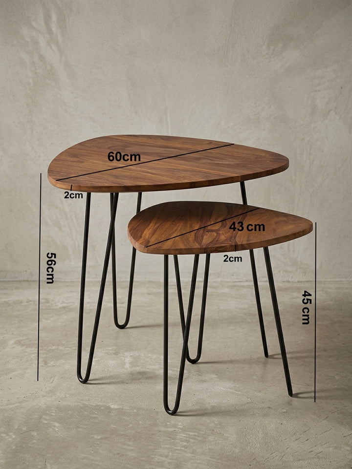 Detailansicht der Unterkonstruktion des Holztisches. Stabile Verschraubungen verbinden die massiven Tischplatten sicher mit dem schwarz lackierten Metallgestell._