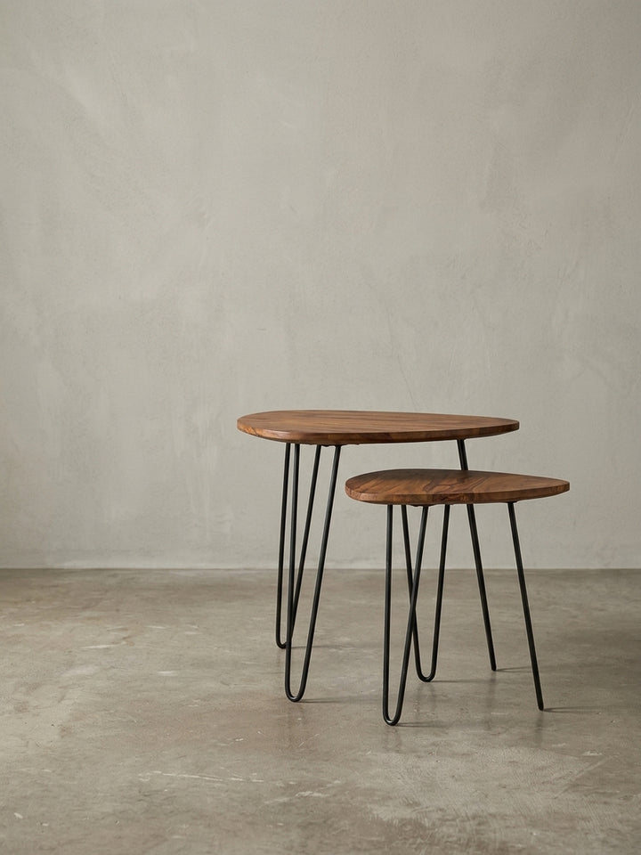 Alternative Perspektive auf das Satztisch 2er Set. Der kleine Tisch mit 45 cm Höhe lässt sich platzsparend unter den 60 cm großen Haupttisch schieben. Ideal für kompakte Räume._