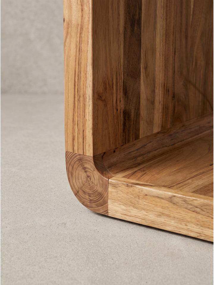 Liegend positionierter Holztisch für flexible Nutzungsmöglichkeiten im modern eingerichteten Zuhause._
