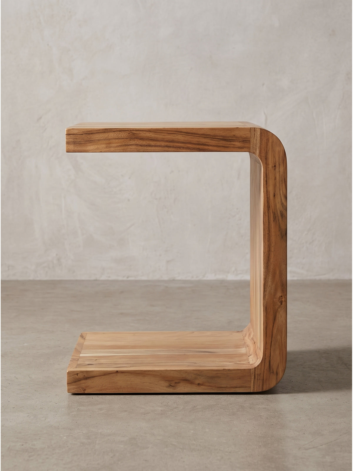 Profilansicht des massiven Wohnzimmertisches im minimalistischen Design mit 5 cm starker naturbelassener Holzplatte._