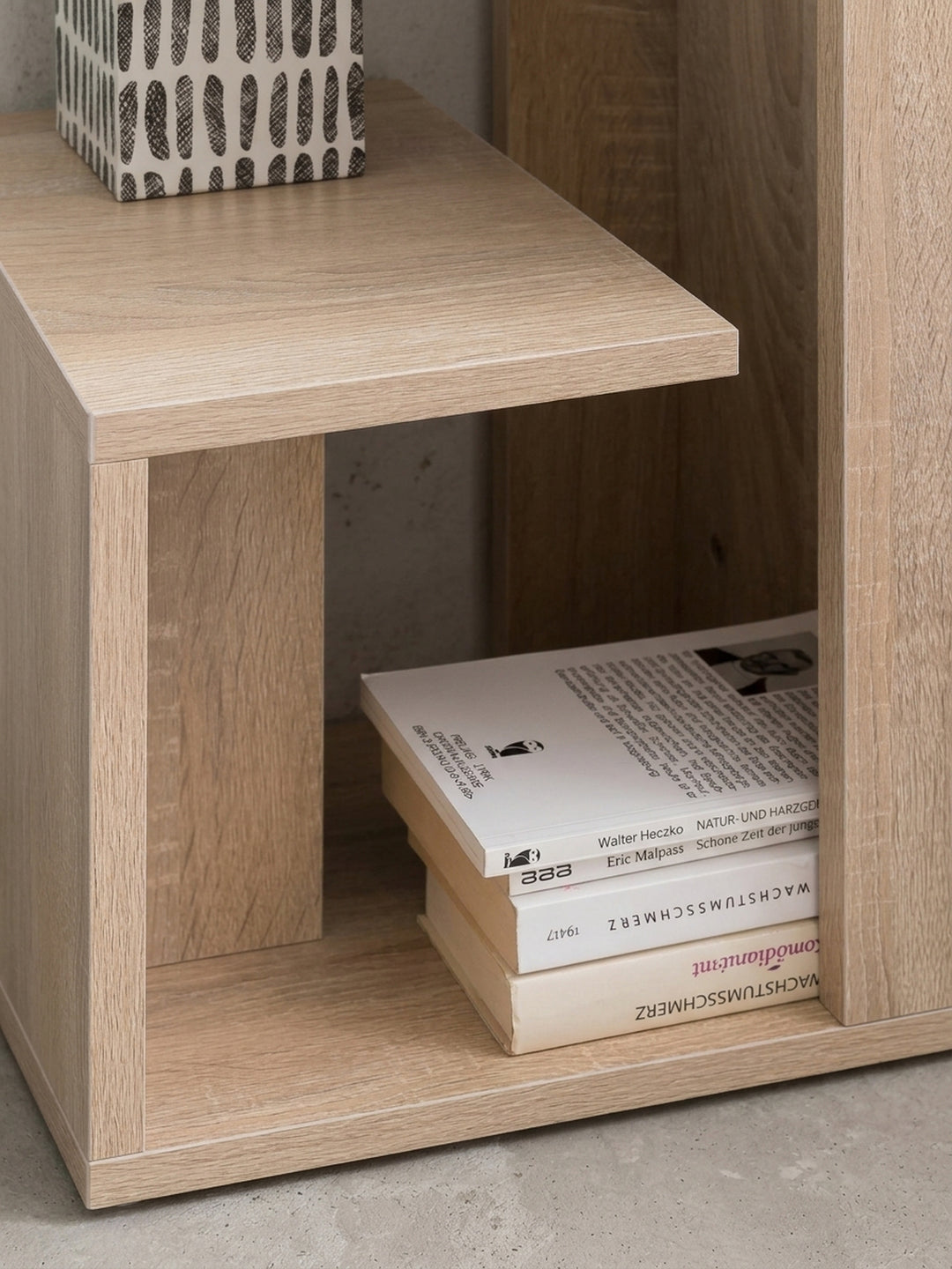 Gesamtübersicht des funktionalen Anstelltischs in Eiche hell. Ein cleveres Möbelstück mit 30x35 cm Stellfläche, ideal als platzsparende Ablage im modern eingerichteten Wohnzimmer._