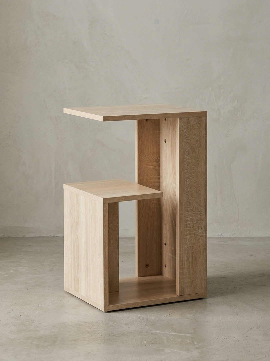 Freigestellter Beistelltisch Sonoma Eiche in C-Form. Der 61 cm hohe Wohnzimmertisch besticht durch sein modernes, kantiges Design mit drei offenen Ablagefächern für optimale Ordnung._