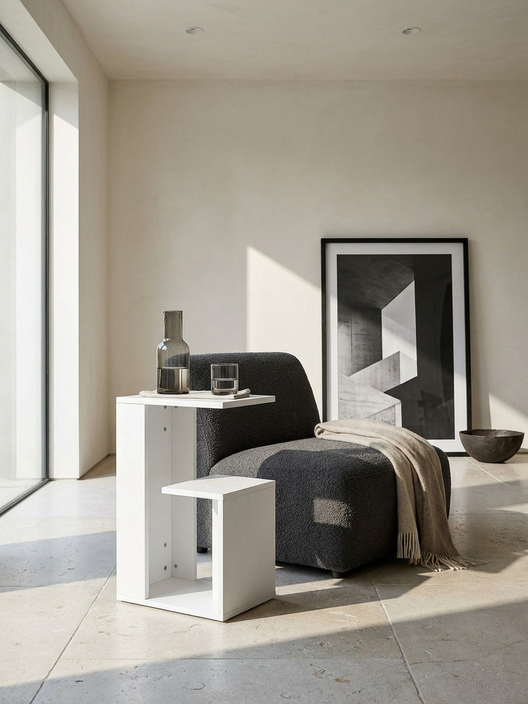 Glatte weiße Melamin-Oberfläche des modernen Couchtisches im Detail mit klaren Kanten und feiner Lichtreflexion an der Front_