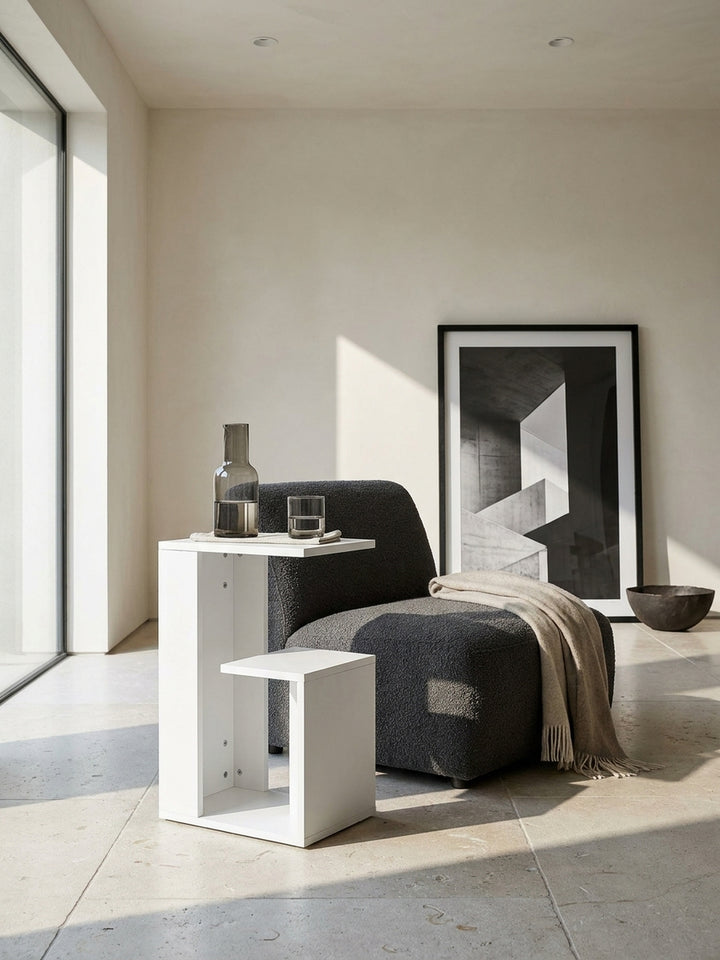 Glatte weiße Melamin-Oberfläche des modernen Couchtisches im Detail mit klaren Kanten und feiner Lichtreflexion an der Front_