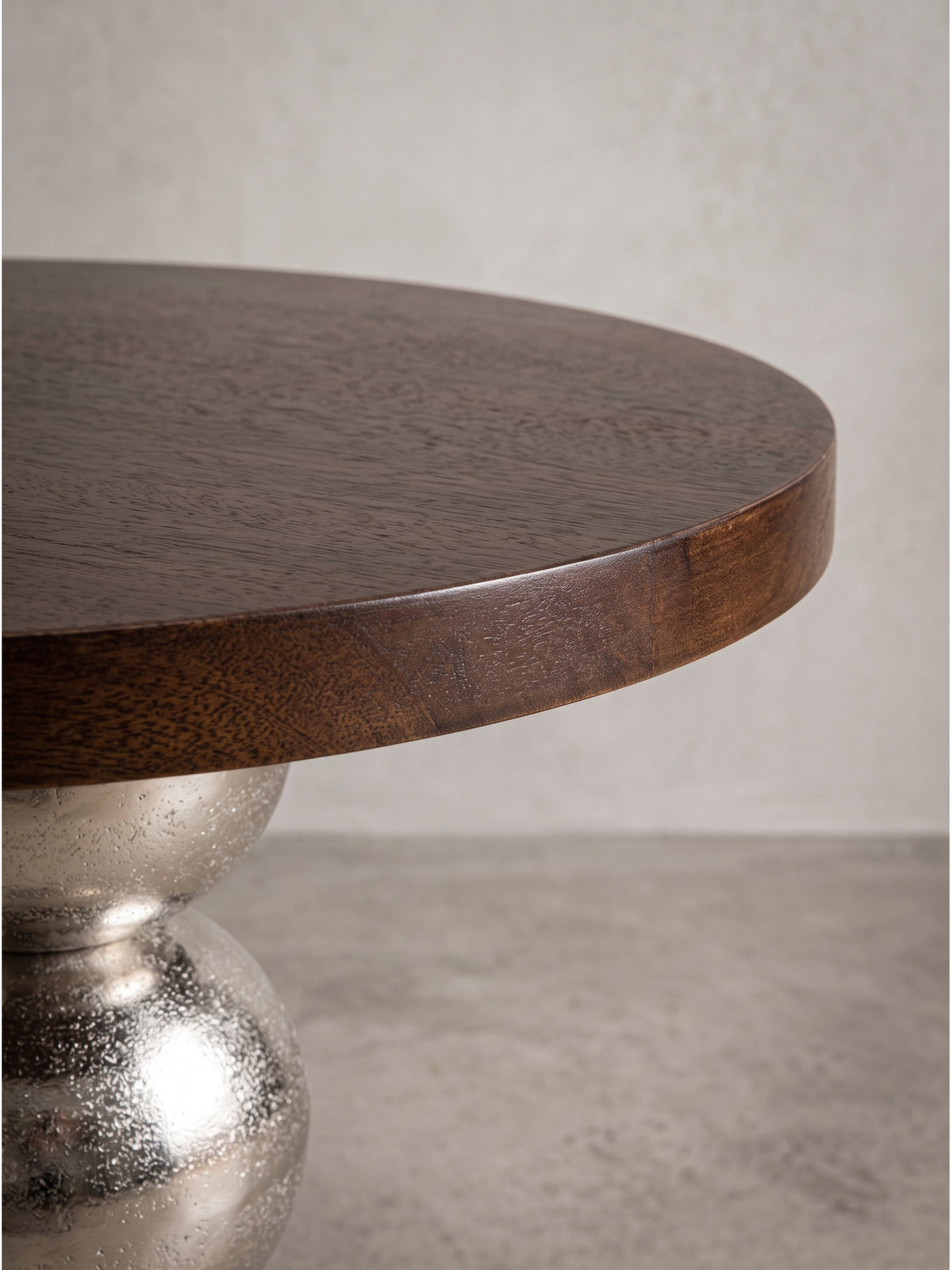 Gesamteindruck des extravaganten Möbelstücks aus dunkelbraun lackiertem Mango Holz und kühlem Silbermetall für anspruchsvolles Interior._