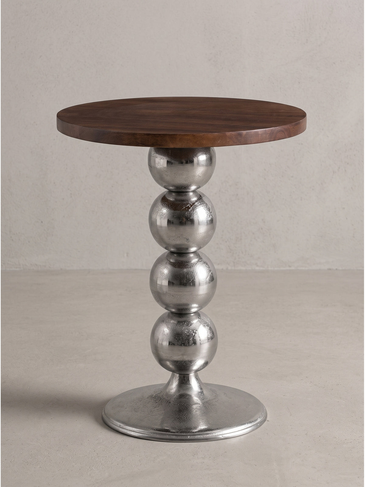 Nahaufnahme des 33 cm breiten Trompetenfußes aus strukturiertem Aluminium, der dem Beistelltisch einen sicheren und stilvollen Stand verleiht.