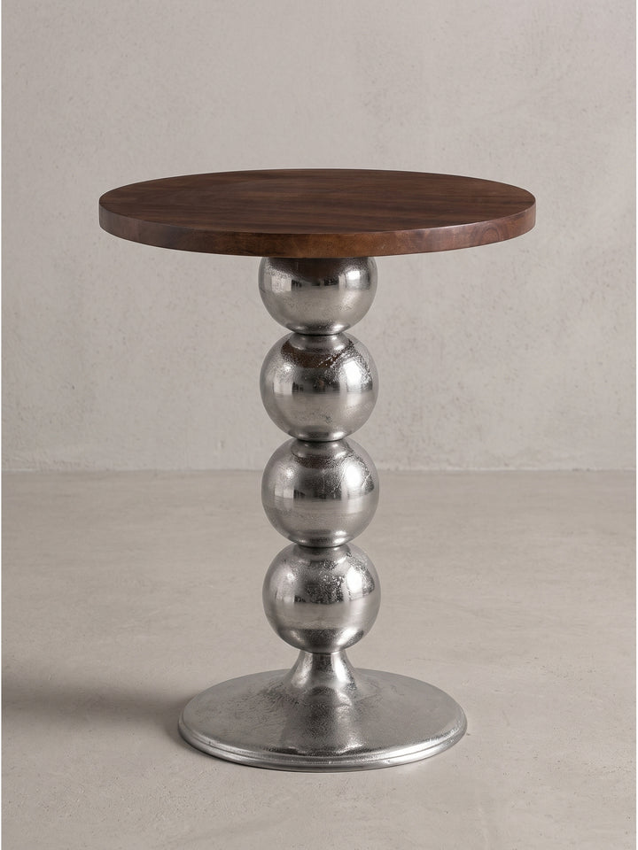 Nahaufnahme des 33 cm breiten Trompetenfußes aus strukturiertem Aluminium, der dem Beistelltisch einen sicheren und stilvollen Stand verleiht._