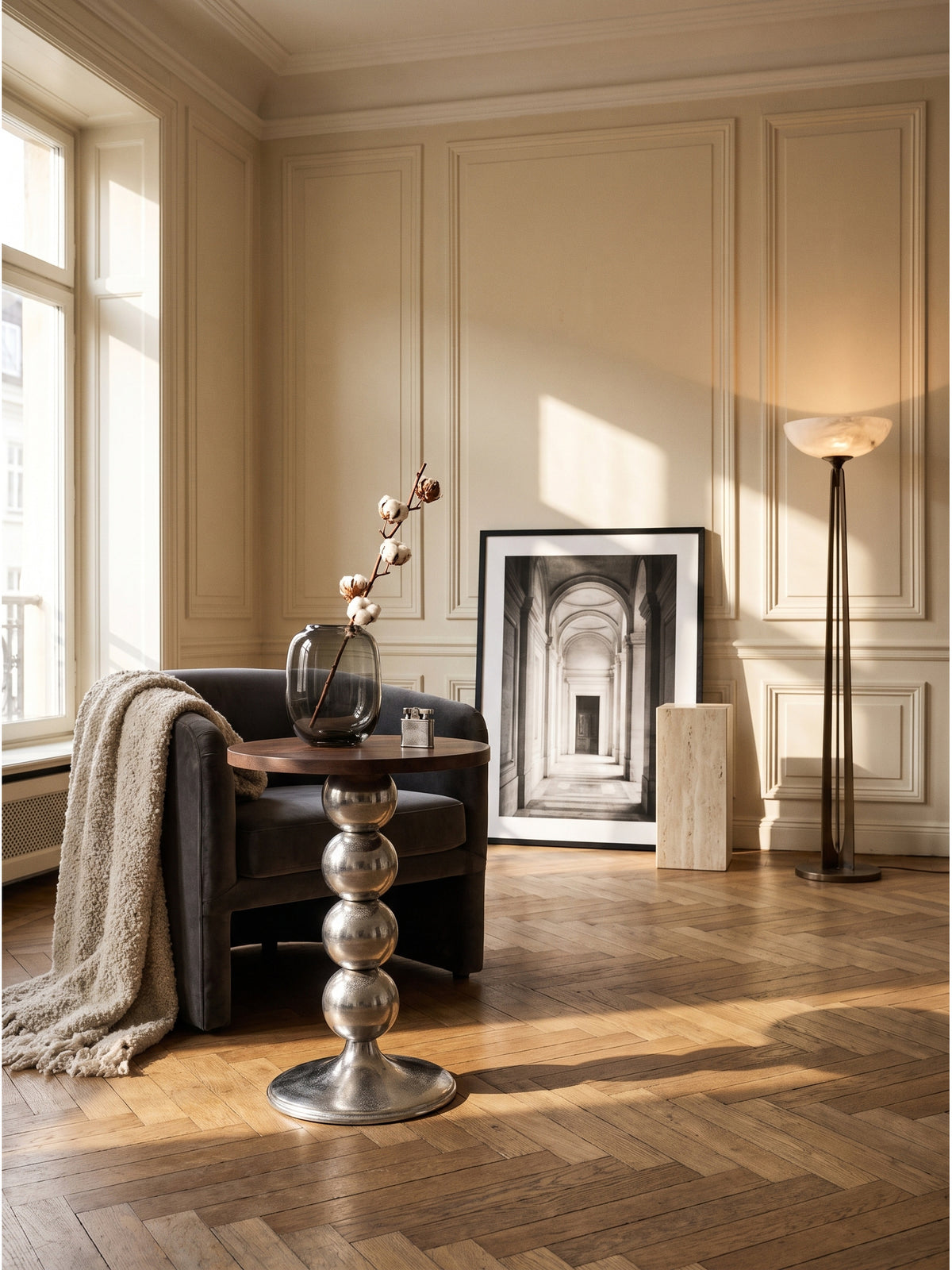 Skulpturaler Beistelltisch aus dunkelbraenem Mangoholz und silbernem Aluminium in einem eleganten modern-klassischen Wohnzimmer._