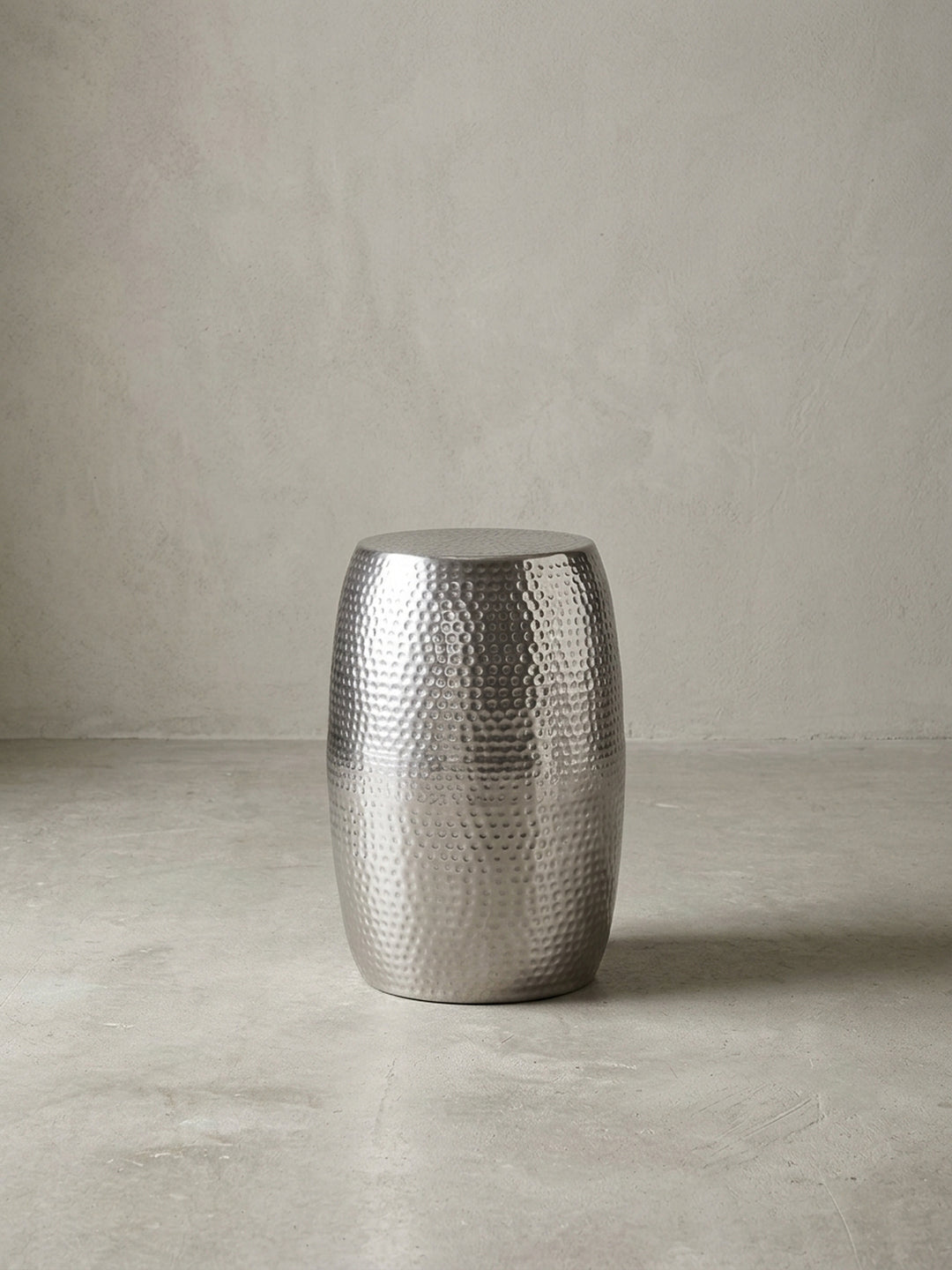 Silberner Aluminium Beistelltisch in bauchiger Tonnenform mit orientalischer Hammerschlag-Struktur, 49cm hoch, frontal freigestellt vor weißem Hintergrund._