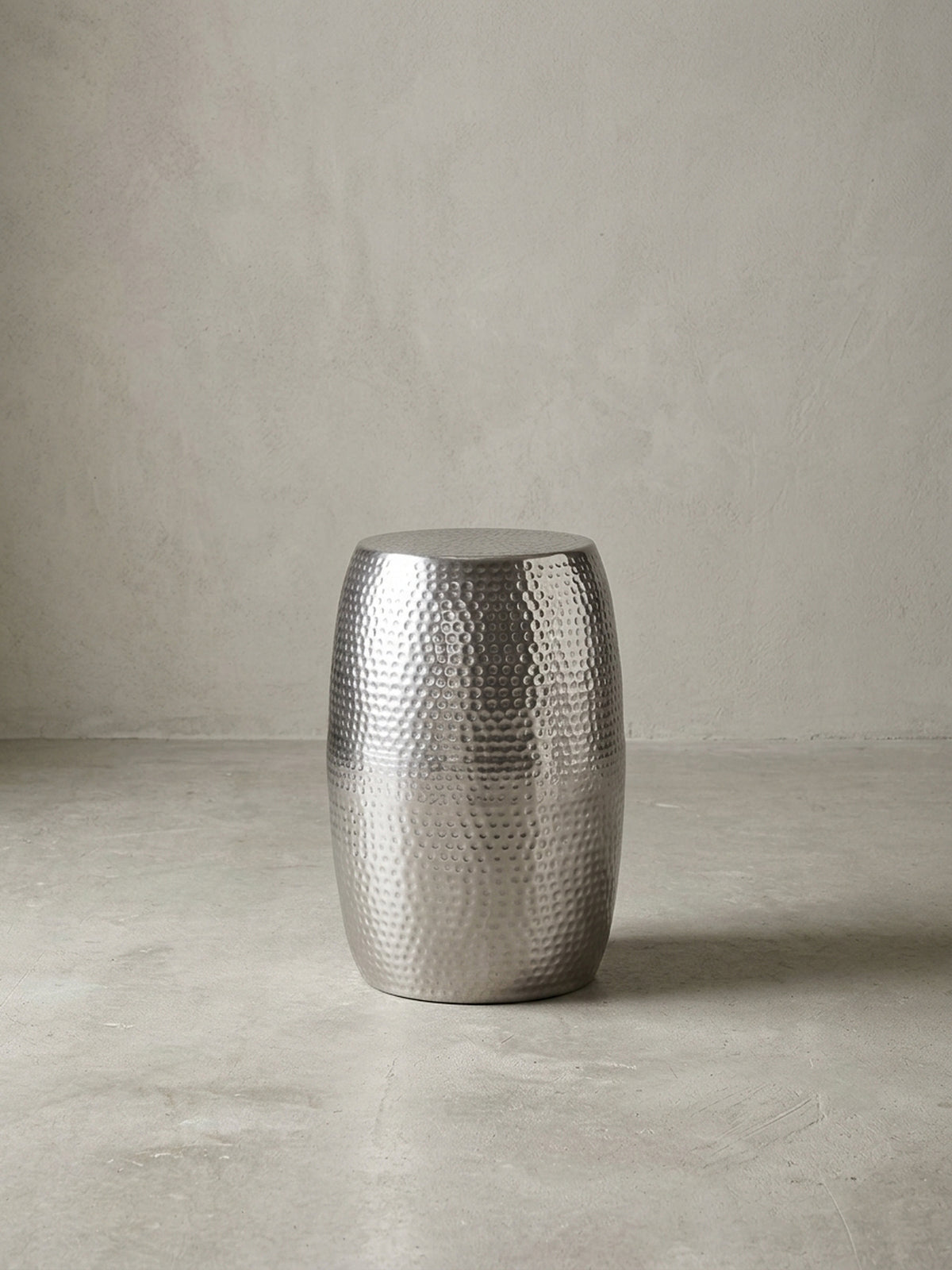 Silberner Aluminium Beistelltisch in bauchiger Tonnenform mit orientalischer Hammerschlag-Struktur, 49cm hoch, frontal freigestellt vor weißem Hintergrund._