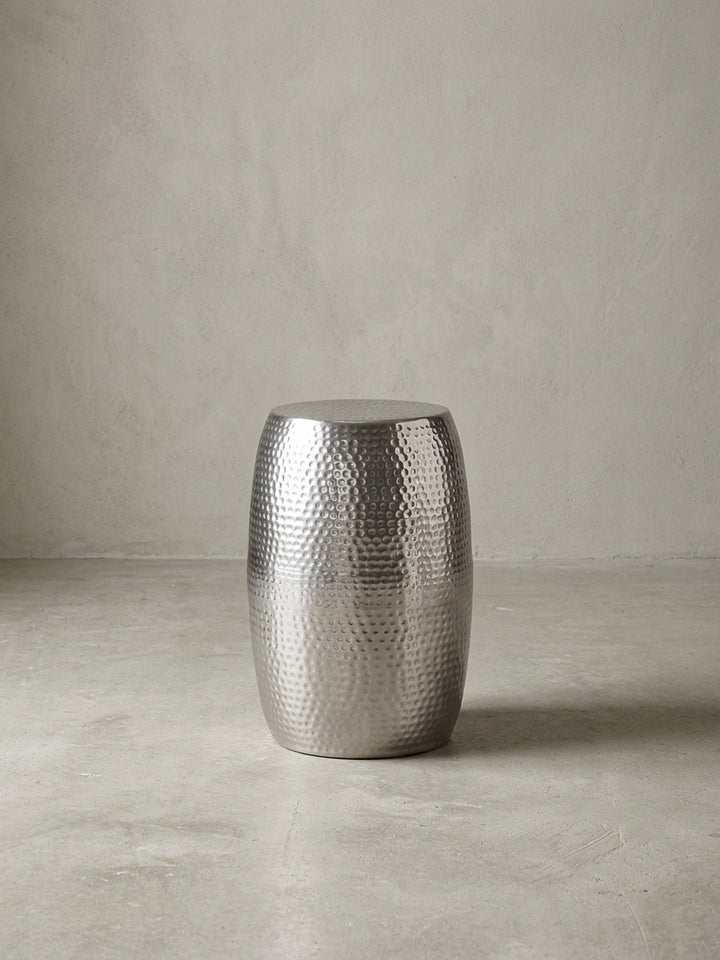 Silberner Aluminium Beistelltisch in bauchiger Tonnenform mit orientalischer Hammerschlag-Struktur, 49cm hoch, frontal freigestellt vor weißem Hintergrund._