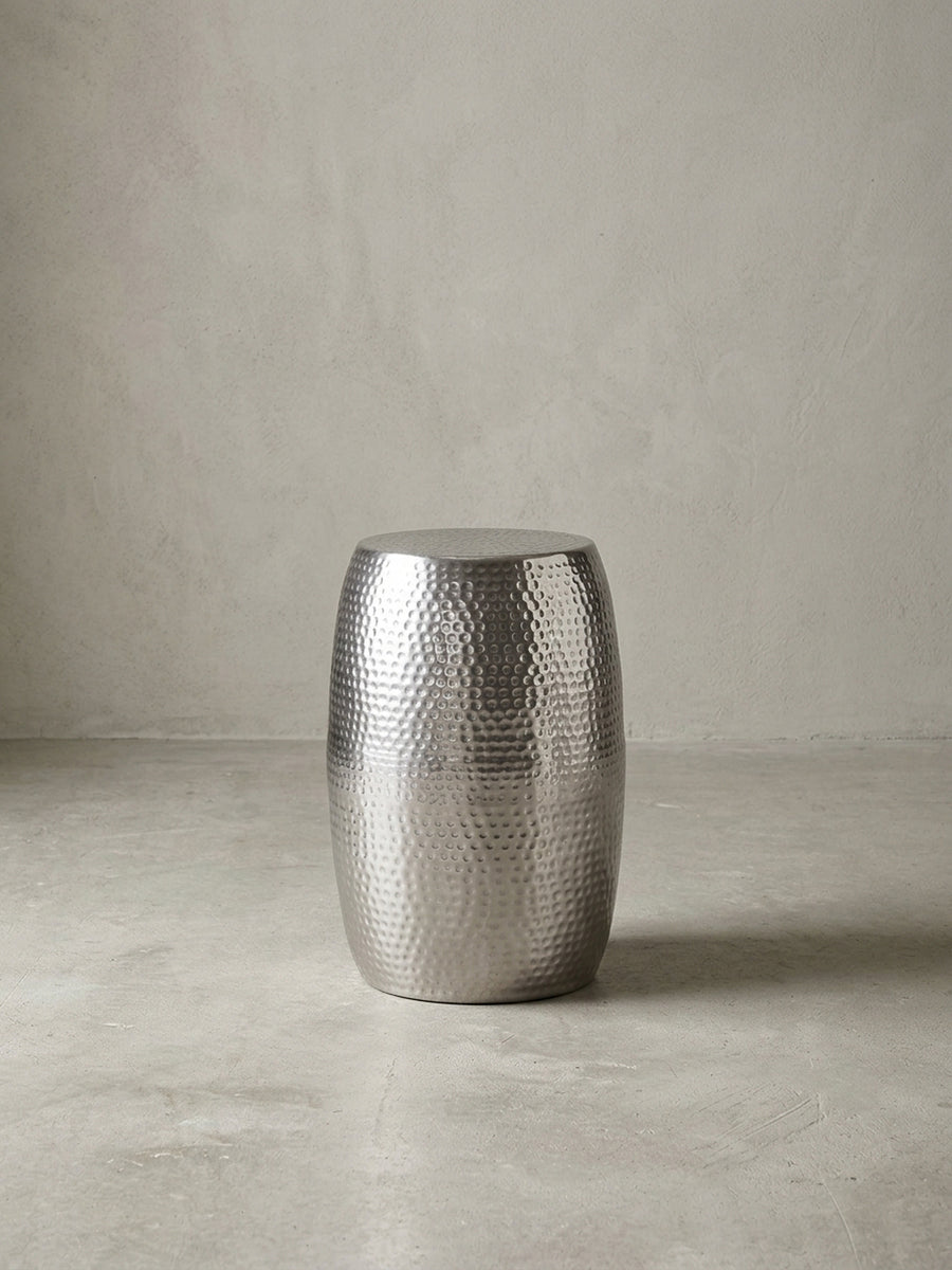 Silberner Aluminium Beistelltisch in bauchiger Tonnenform mit orientalischer Hammerschlag-Struktur, 49cm hoch, frontal freigestellt vor weißem Hintergrund._