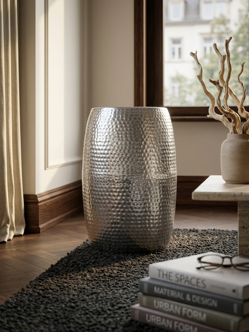 Makroaufnahme der gehämmerten Aluminiumoberfläche des orientalischen Beistelltisches, reflektierendes Silber mit feiner, handgefertigter Struktur._