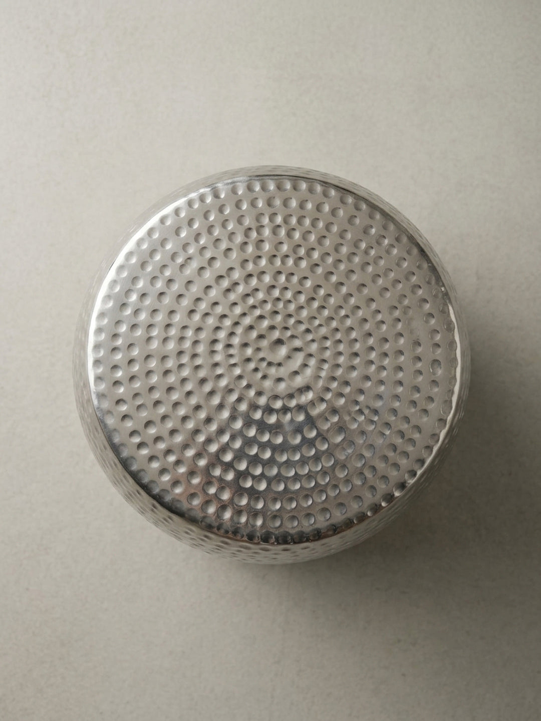 Alternative Perspektive des orientalischen Dekotisches in Silber, vielseitig einsetzbar als kompakter Couchtisch oder Sofa-Ablage im eleganten Wohnzimmer._