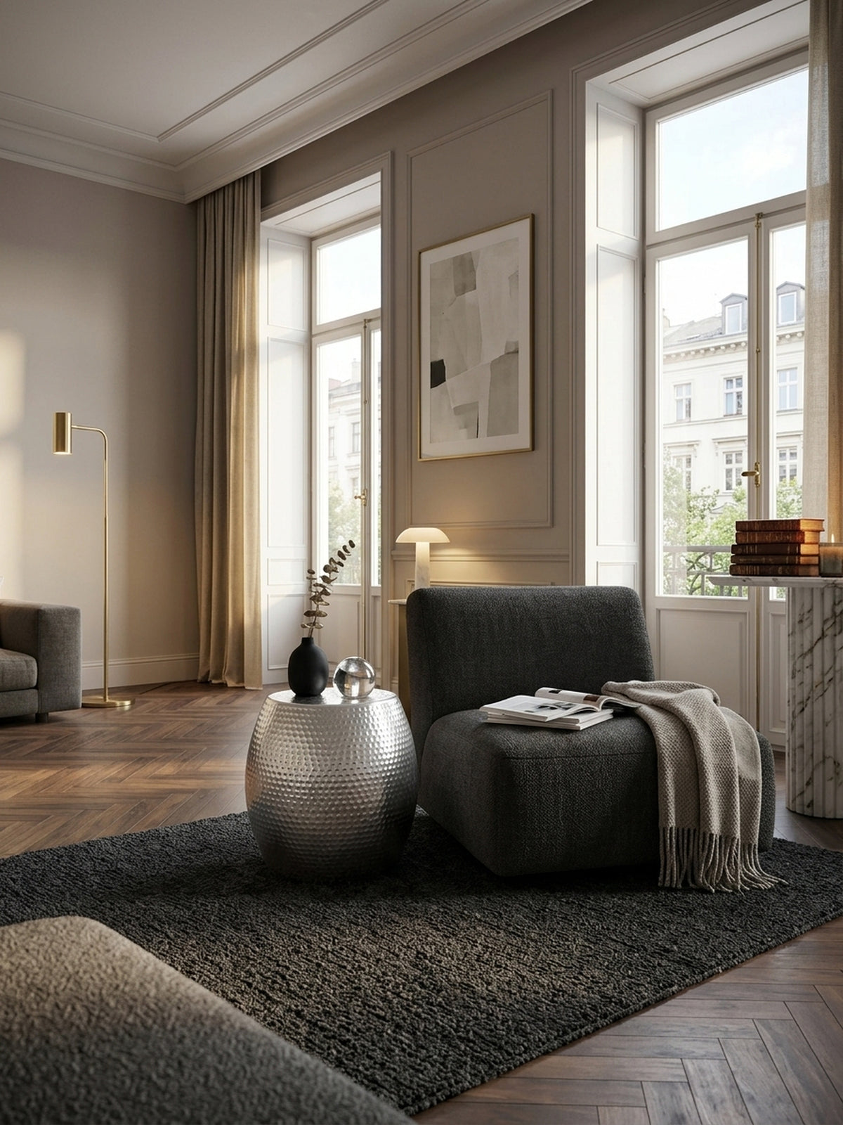 Silberner Aluminium Beistelltisch im edlen Wohnzimmer. Der orientalische Hammerschlag Couchtisch glänzt neben einem dunklen Sessel auf hochwertigem Walnussparkett._