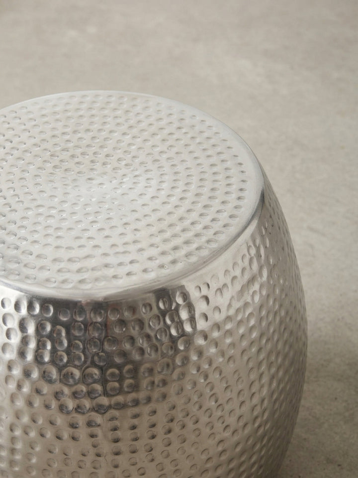Technische Zeichnung des silbernen Aluminium Beistelltisches. Bemaßung zeigt 42 cm Höhe, 42 cm Breite und die 31 cm große obere Ablagefläche im Hammerschlag-Design._