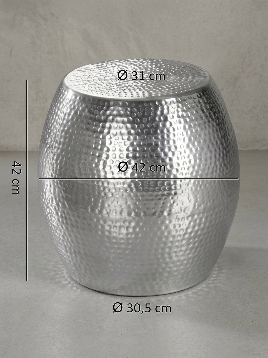 Detailansicht des unteren Randes vom silbernen Aluminium Beistelltisch. Der geschlossene Metallkorpus des 42cm breiten orientalischen Ablagetisches steht bündig auf dem Boden._