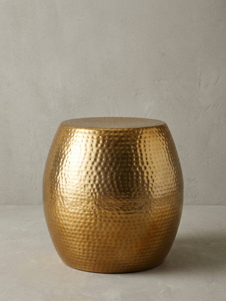 Technische Zeichnung des kleinen goldenen Anstelltisches mit genauen Maßangaben. Die Skizze verdeutlicht die kompakten Abmessungen von 42x42x42 cm und die 31 cm große Ablage._