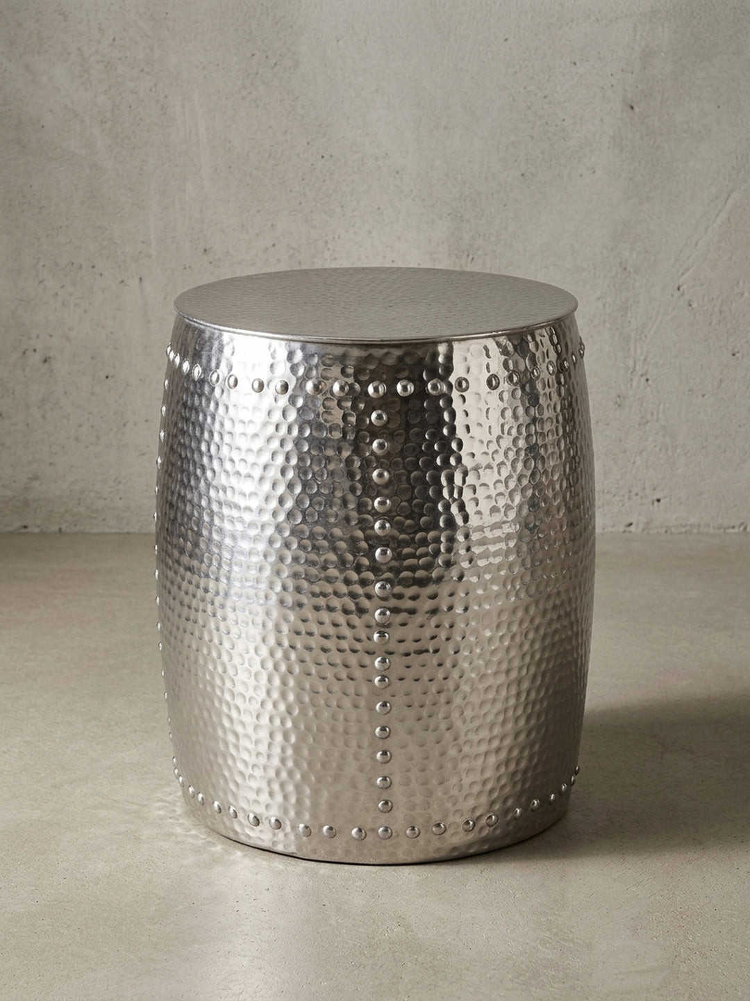 Runder Beistelltisch aus massivem Aluminium in glänzendem Silber. Die fassförmige Silhouette des 49 cm hohen orientalischen Dekotisches wird auf weißem Hintergrund präsentiert._