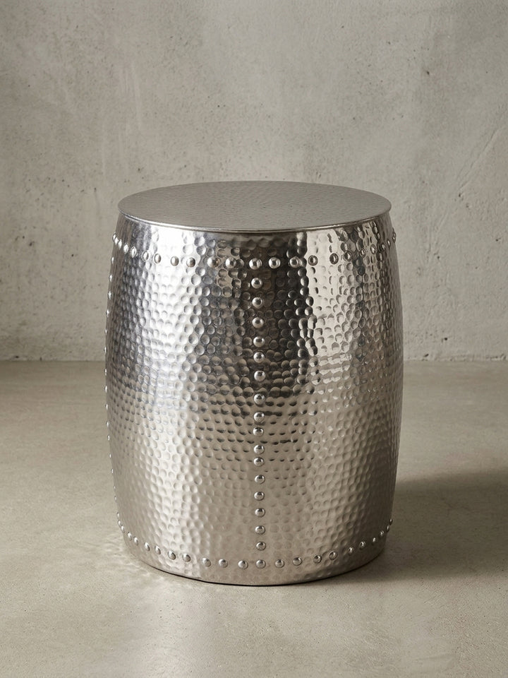 Runder Beistelltisch aus massivem Aluminium in glänzendem Silber. Die fassförmige Silhouette des 49 cm hohen orientalischen Dekotisches wird auf weißem Hintergrund präsentiert._
