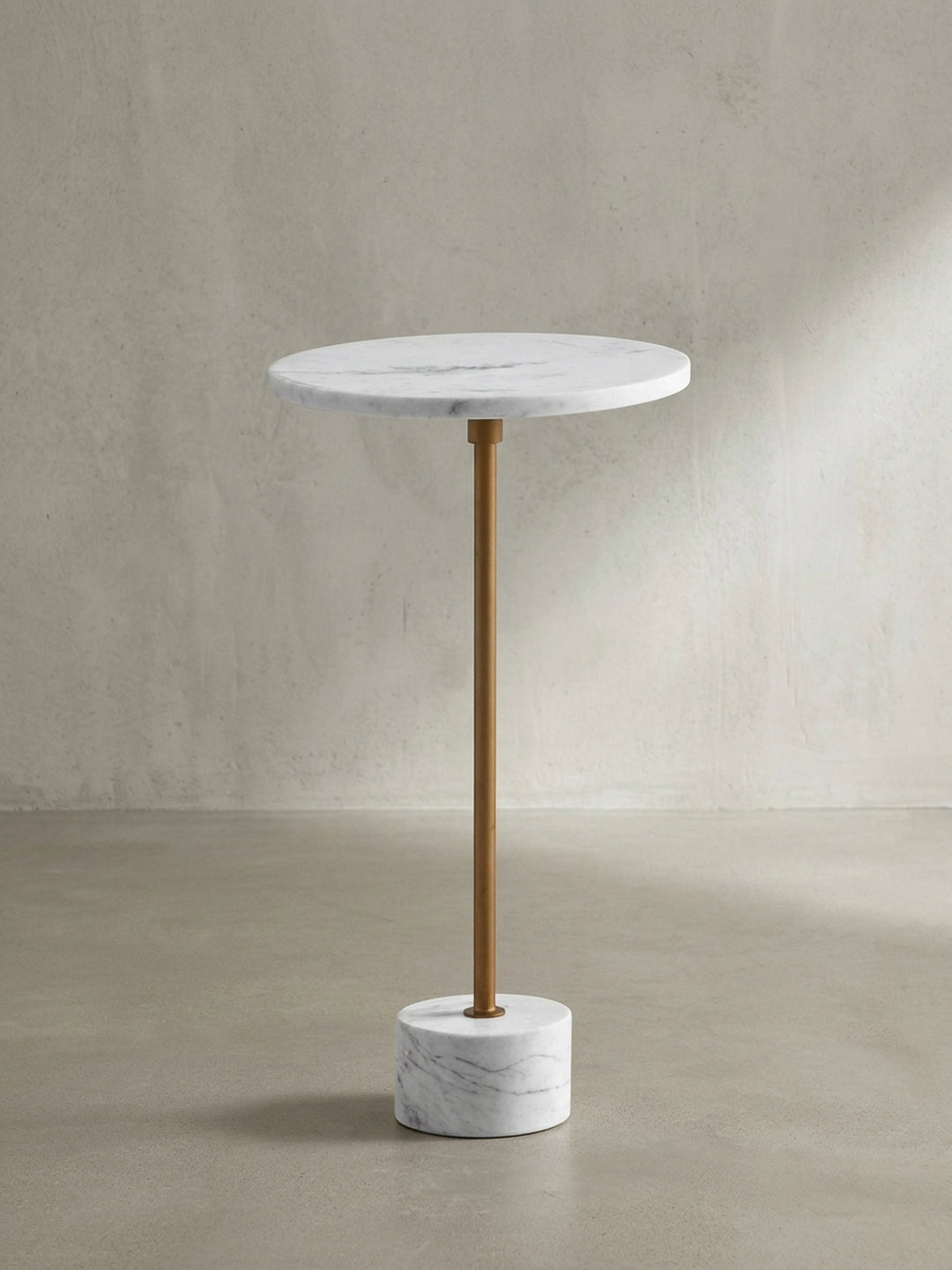 Gesamtansicht des Design-Beistelltischs, der die Materialkombination von kühlem Marmor und warmem Gold hervorhebt._