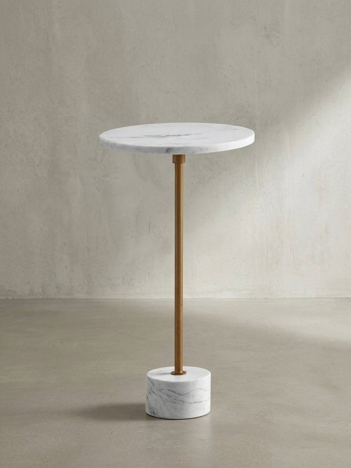 Gesamtansicht des Design-Beistelltischs, der die Materialkombination von kühlem Marmor und warmem Gold hervorhebt._