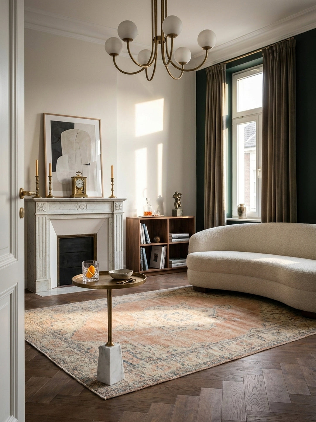 Eleganter goldener Beistelltisch mit Marmorfuß neben einem Samtsofa in einem luxuriösen Wohnzimmer mit dunkler Wand._