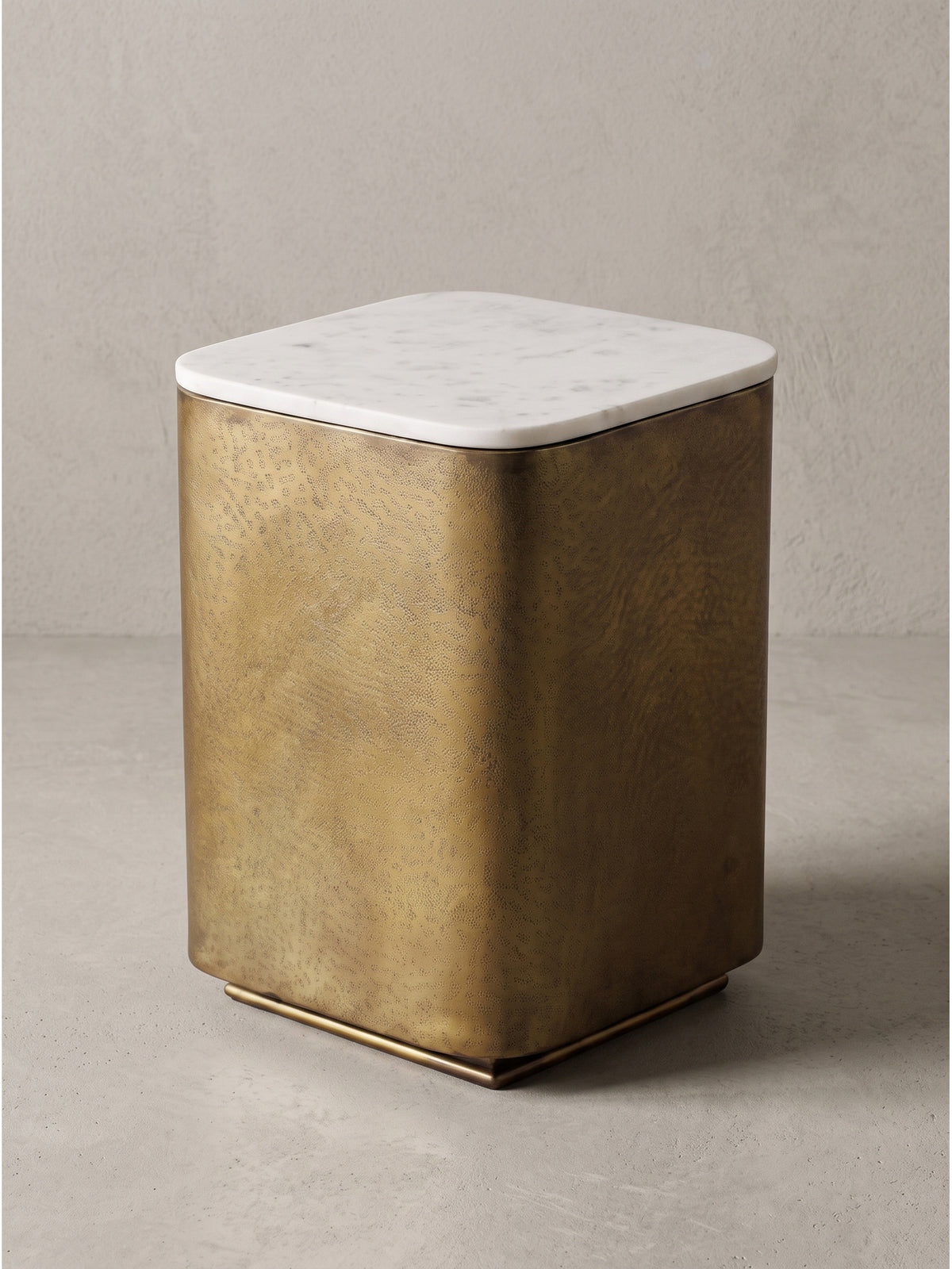 Eleganter Beistelltisch quadratisch L:33cm B:33cm H:47cm aus Eisen mit goldfarbenem Finish und bündiger Platte aus echtem, weißem Naturmarmor