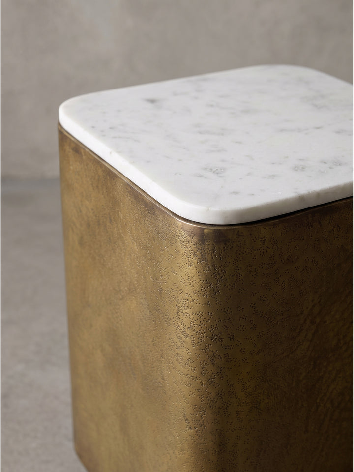 Moderner Design-Sofatisch 33x33cm mit edler Kombination aus robustem Eisen in warmem Goldton und kühler, heller Marmorplatte_
